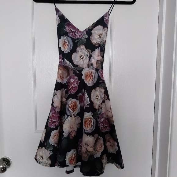 New Look Dresses & Skirts - Floral Dress
